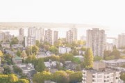 足球场，市政设施还是房地产建设？
